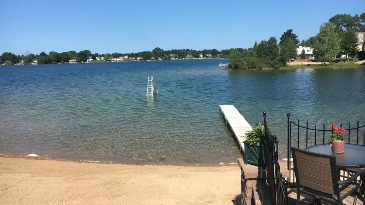 Traverse City Cottage | Adorable Silver Lake Cottage