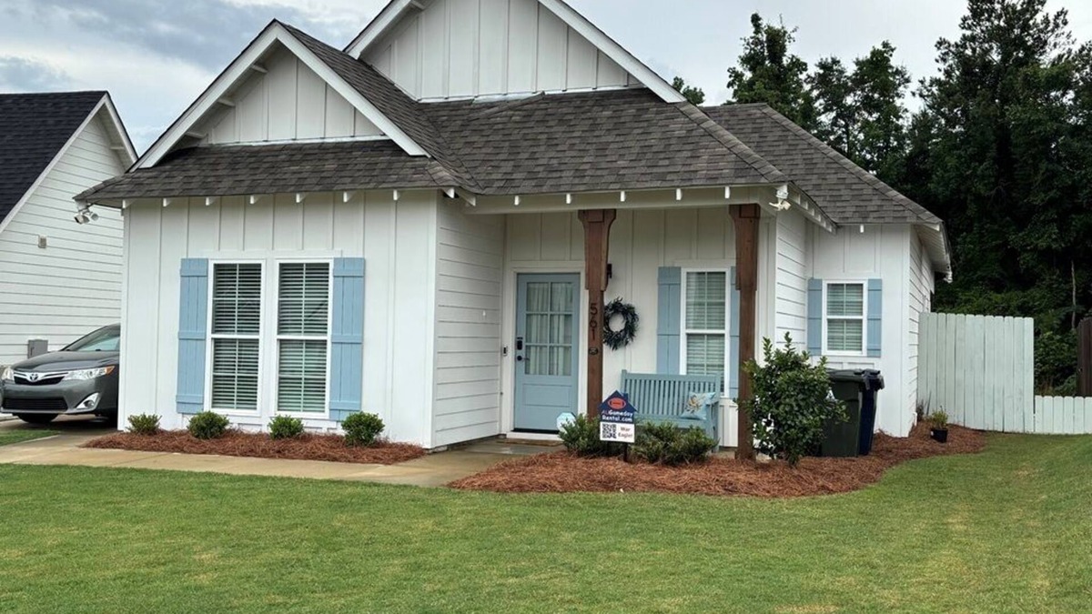 Auburn House | Adorable Single Level Cottage with Covered Porch Close to Campus
