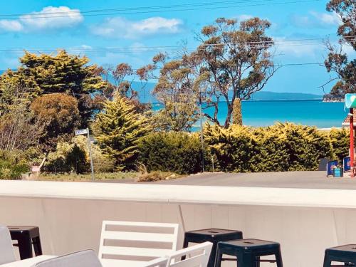 Orford Apartment | Adorable Studio next to cafe, walk to beach!