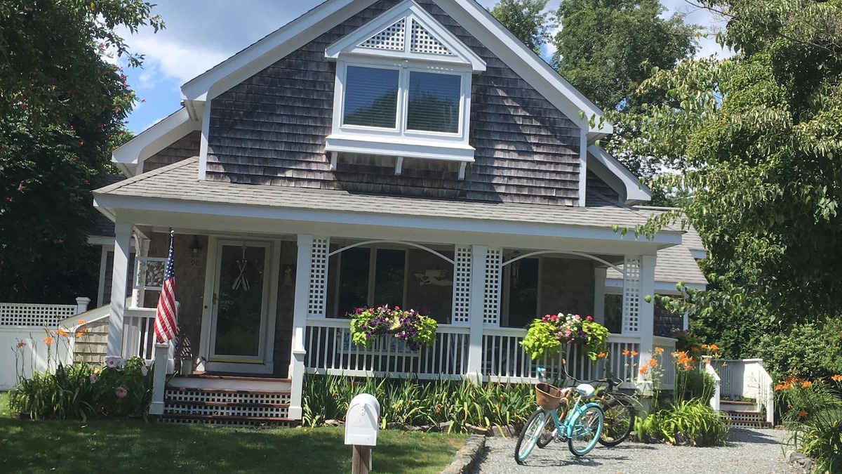 Bonnet Shores House | Adorable, Warm & Hospitable Cottage, easy walk to Kelly beach & oh so charming!