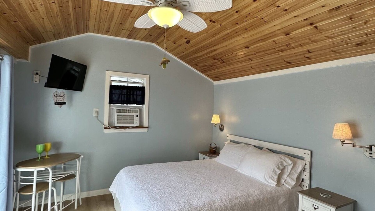 Apollo Beach House | Adorable Waterfront guest house