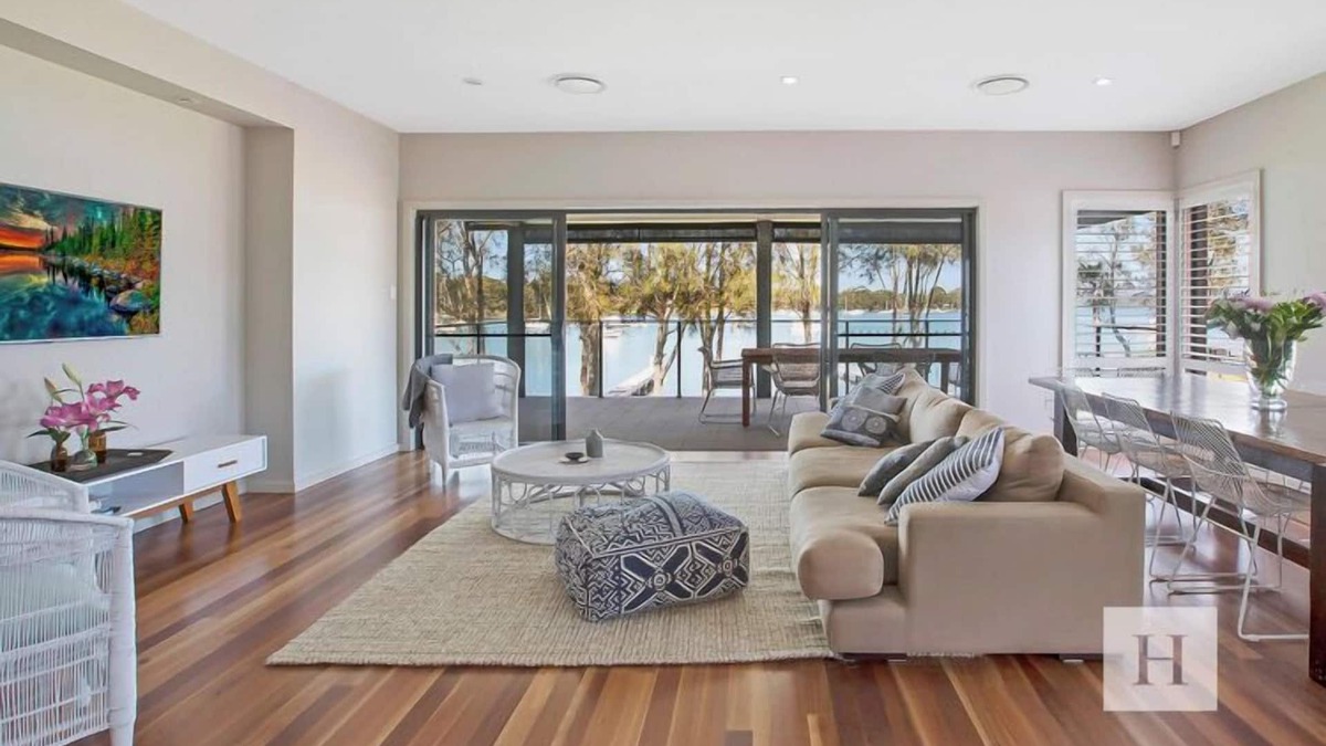 Summerland Point House | Adrift - Waterfront entertainer with Shared Jetty!