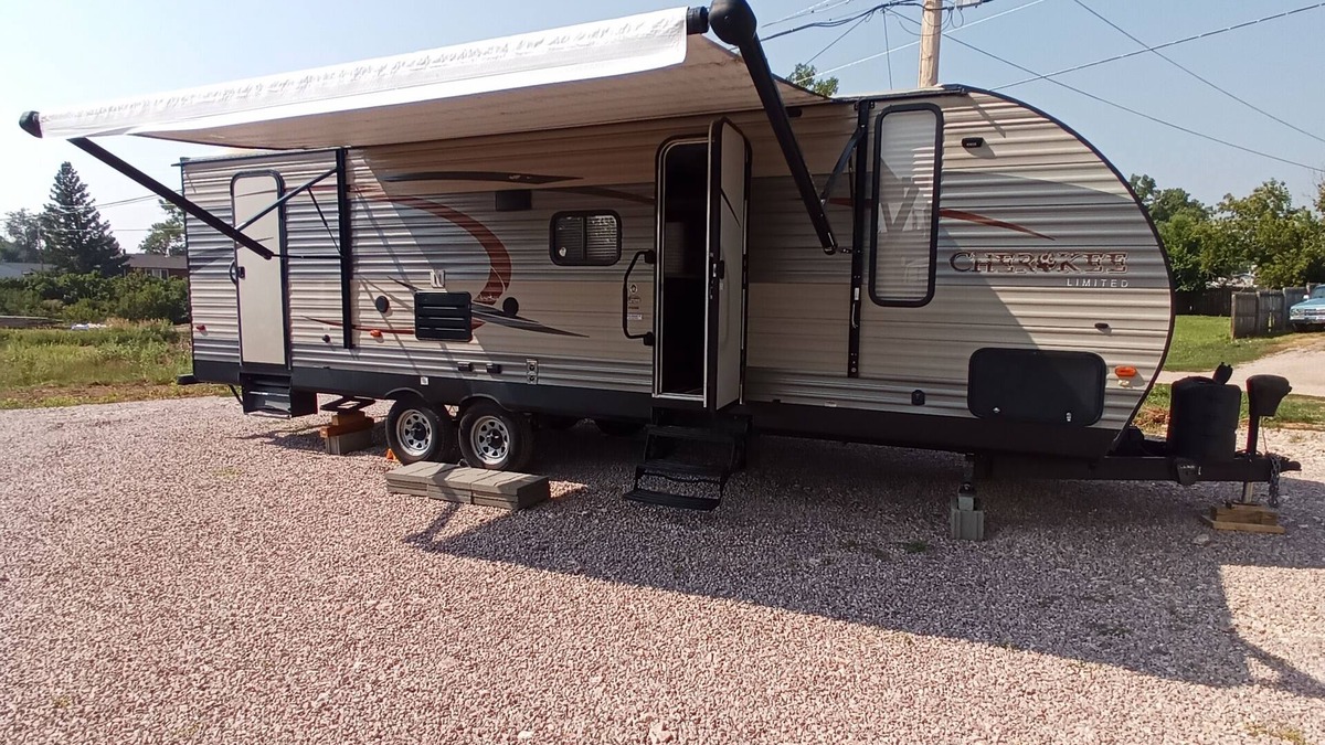Southwest Meade House | Adventure Awaits! Spacious Camper, Off-Grid Experience