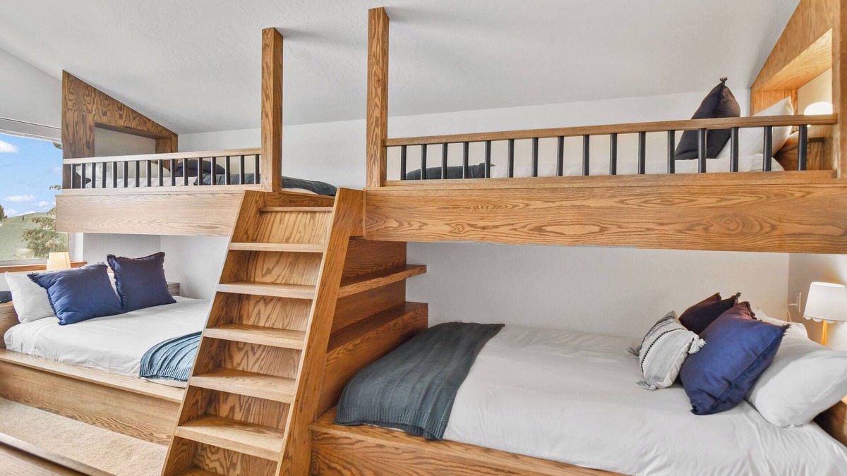 Midway Villa | Adventure Hub~Nordic Ski, Snowmobile & Snow Shoeing Villa 3071