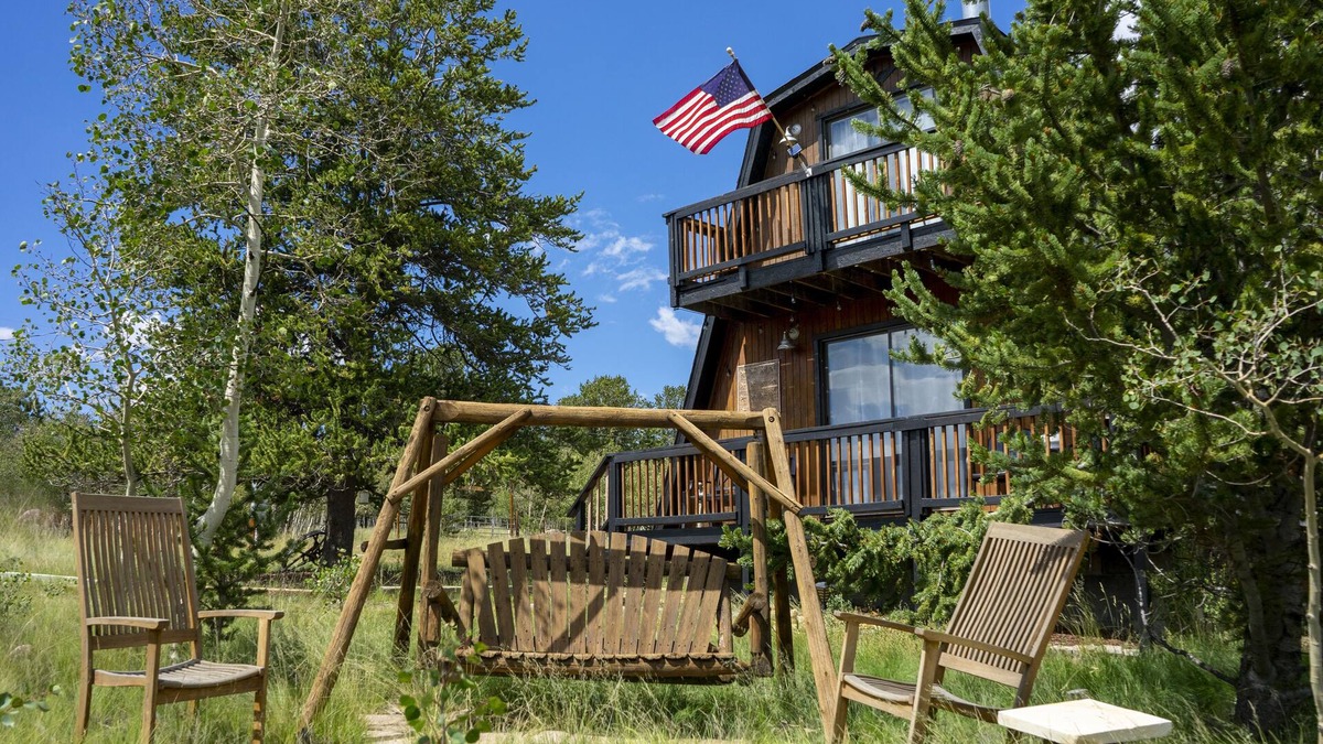 Stagetop Cabin | Adventures Rest- Perfect cabin for your expedition