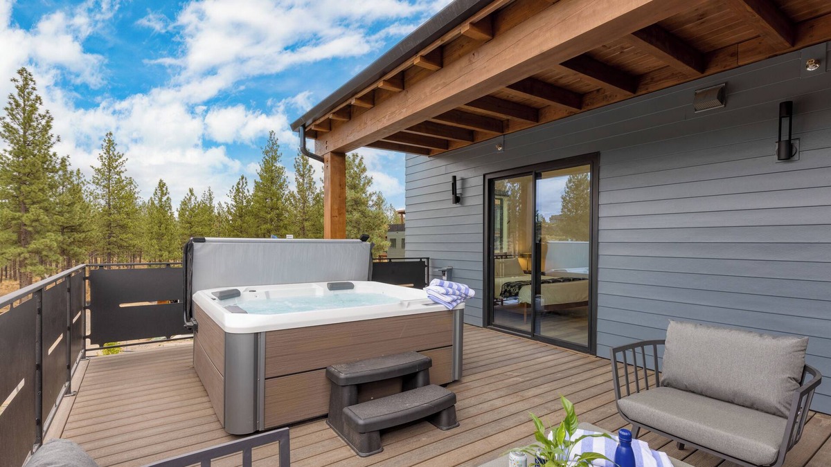Bend House | Aerie Chic 4 Unit Buyout | 10BDR | Hot Tub + Mountain Views | Mins to Downtown