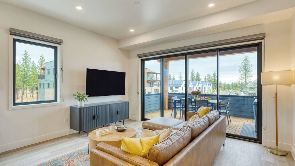 Bend House | Aerie Luxe 4 Unit Buyout | 10BDR, Mins to Old Bend | Hot Tub + Mountain Views