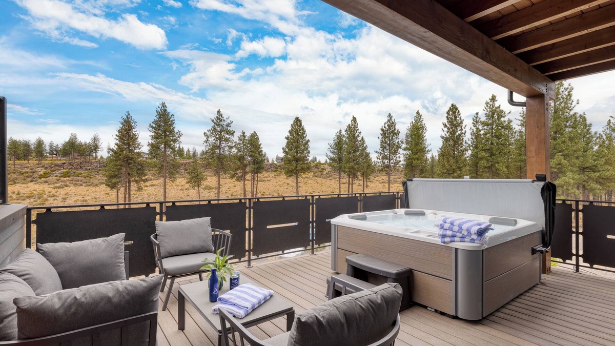 Bend House | Aerie Sleek 6 Unit Buyout | 6 Units, 15BDR | Deck, Hot Tub, Views, Near Old Bend