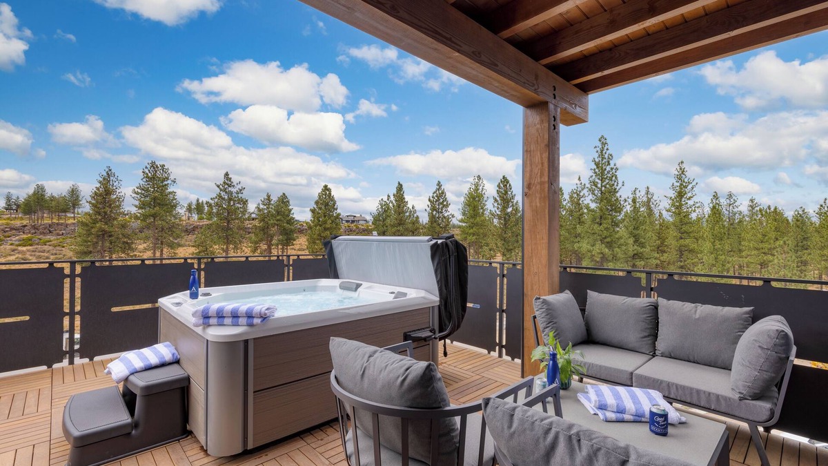 Bend House | Aerie Stylish 6 Unit Buyout | 15BDR Near Downtown | Mountain Views + Hot Tub