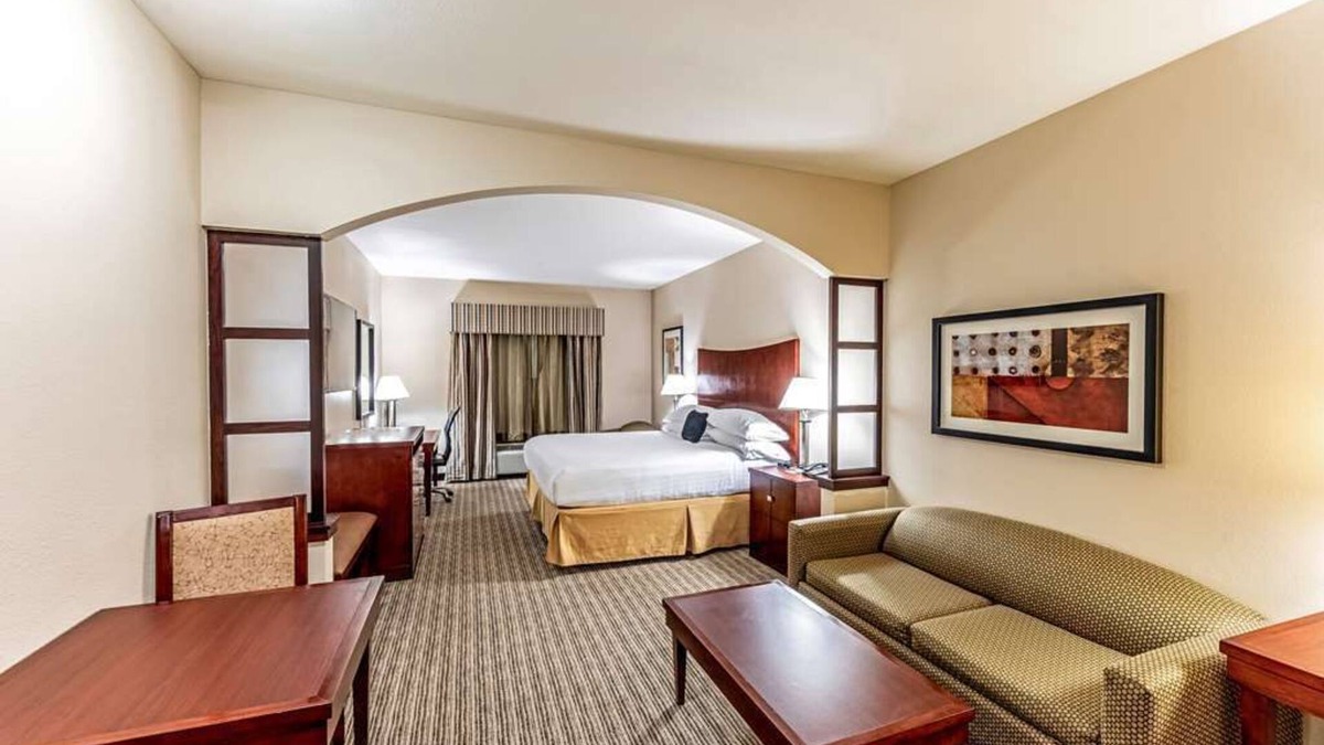 Mineral Wells Hotel | Affordability Meets Comfort at Red Lion Inn & Suites Mineral Wells, Free Parking