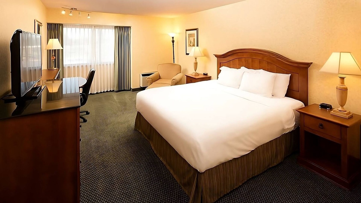 Wenatchee Hotel | Affordability Meets Comfort! Free Parking, Pets Allowed, Outdoor Pool