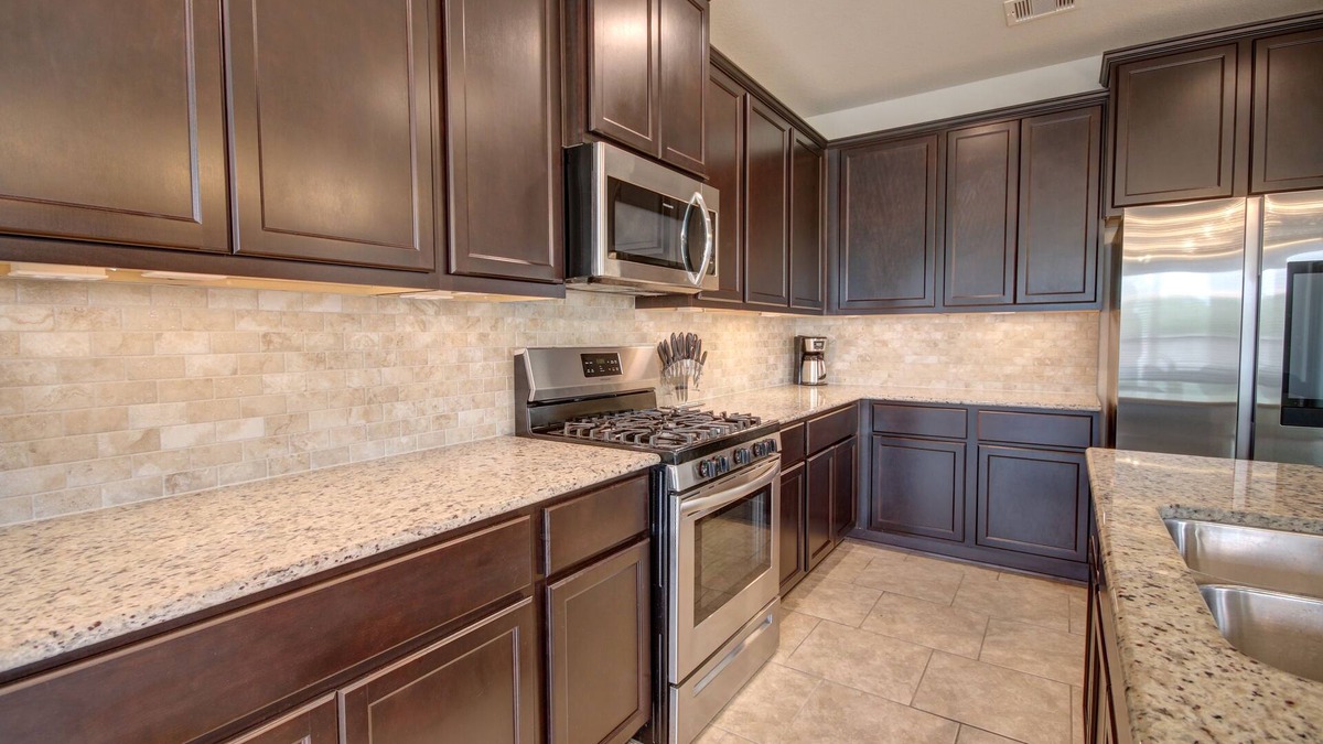 Rosenberg House | Affordable 3-Bedroom Townhouse With Backyard ~ Double Story (Pet Friendly!)