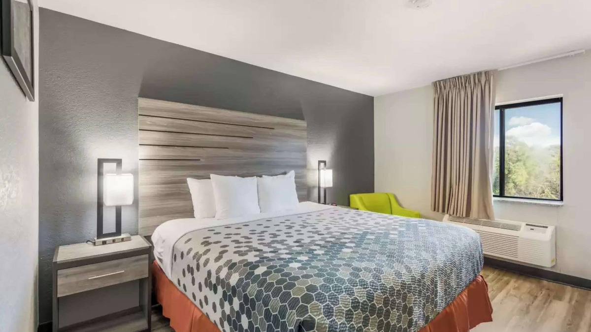 Lovington Hotel | Affordable Couple Room Perfect for Long Term Stay