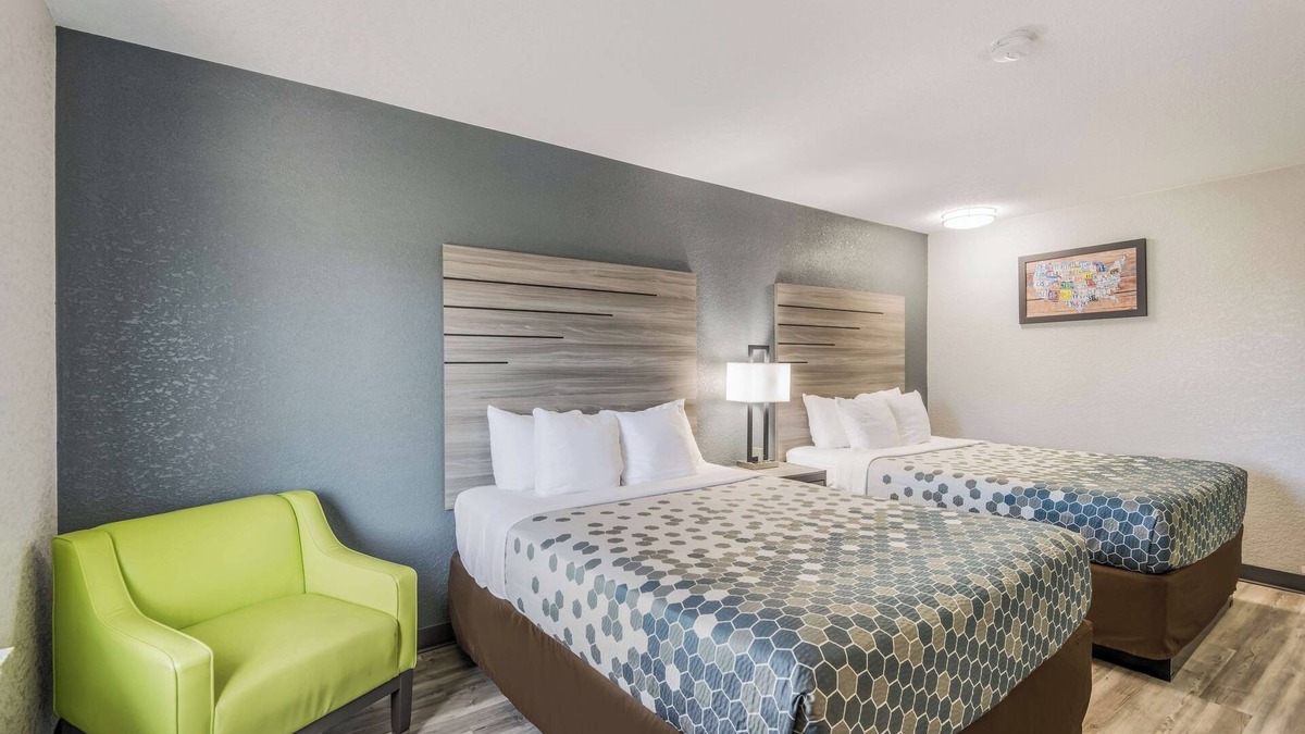 Lovington Hotel | Affordable Des Moines Room | 2 Family Ready Rooms with Free Parking