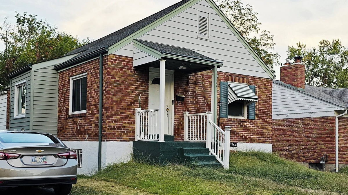 University City House | Affordable Peaceful Cozy House in STL