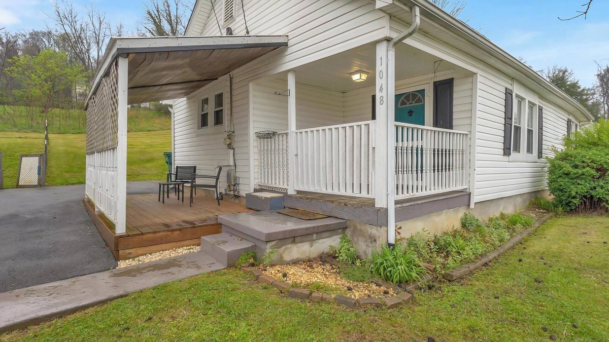 Bristol House | Affordable, Private, Single Level House Steps From Hard Rock Casino Pet Friendly