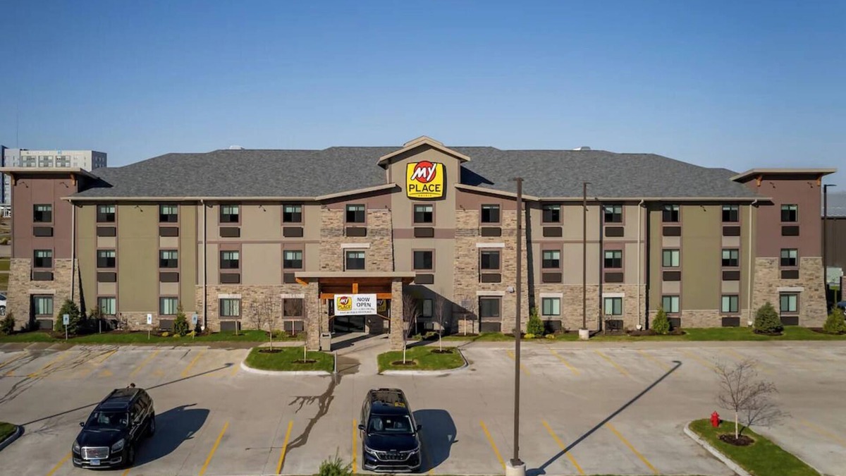 East Moline Hotel | Affordable Room Perfect for Families + Convenient Kitchen Access