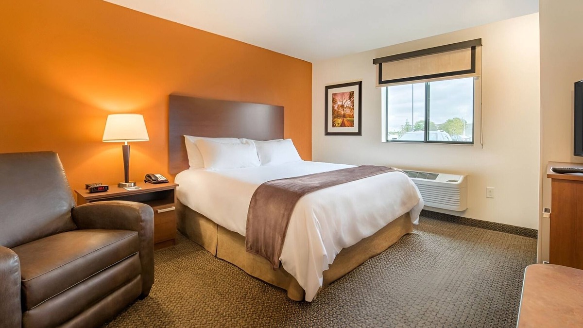 Berwick Hotel | Affordable Room with Full Amenities Near I-35, Ankeny Art Center & Cascade Falls
