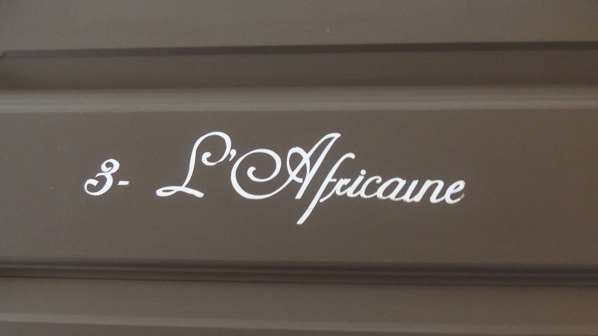 Larouche Bed & Breakfast | African Room