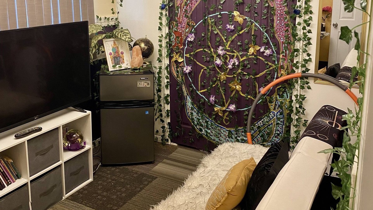 Taylor House | Agape Abode is a unique 420 friendly "hippie playhouse" with a style all its own