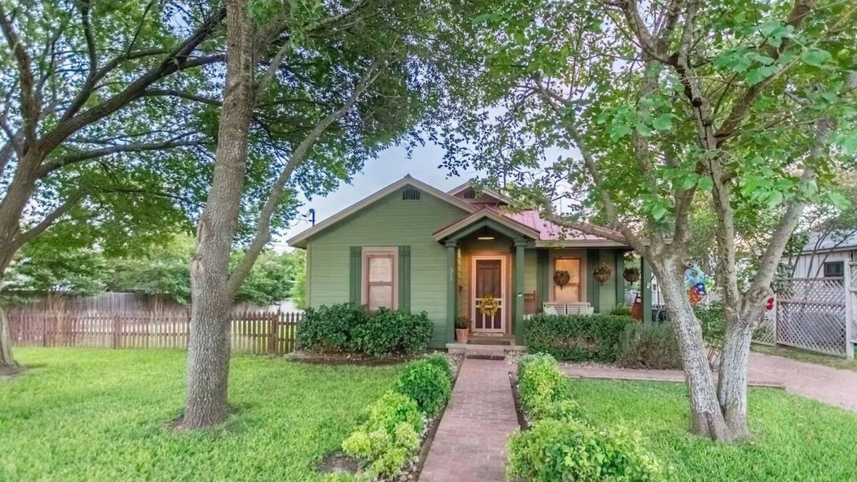 Fredericksburg Cottage | Agape Front Home, Sleeps 2-4, one block off Main St., 50A EV charging plug