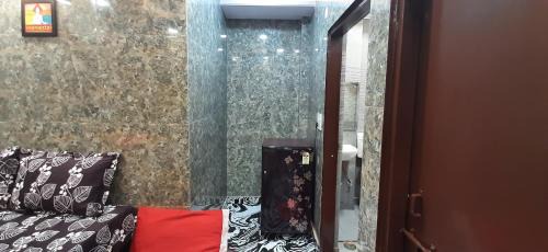 Lajpat Nagar Apartment | Aggarwal independent apartments fully ac with private kitchen for self cooking having all utensils and Fridge and washroom along with all facilities of your sweet home, high speed wifi, fridge , smart tv , work desk