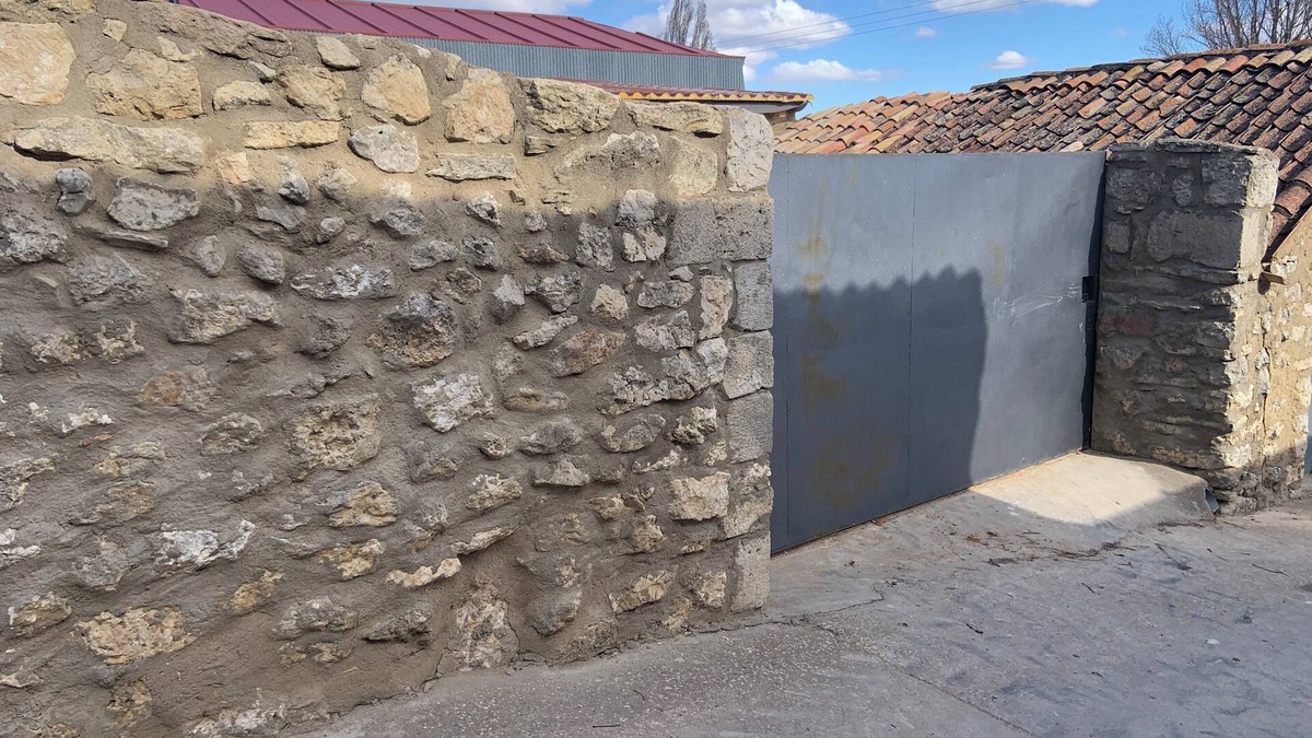 Adradas House | AGRADABLE CASA CON CHIMENEA Y PATIO PRIVADO.