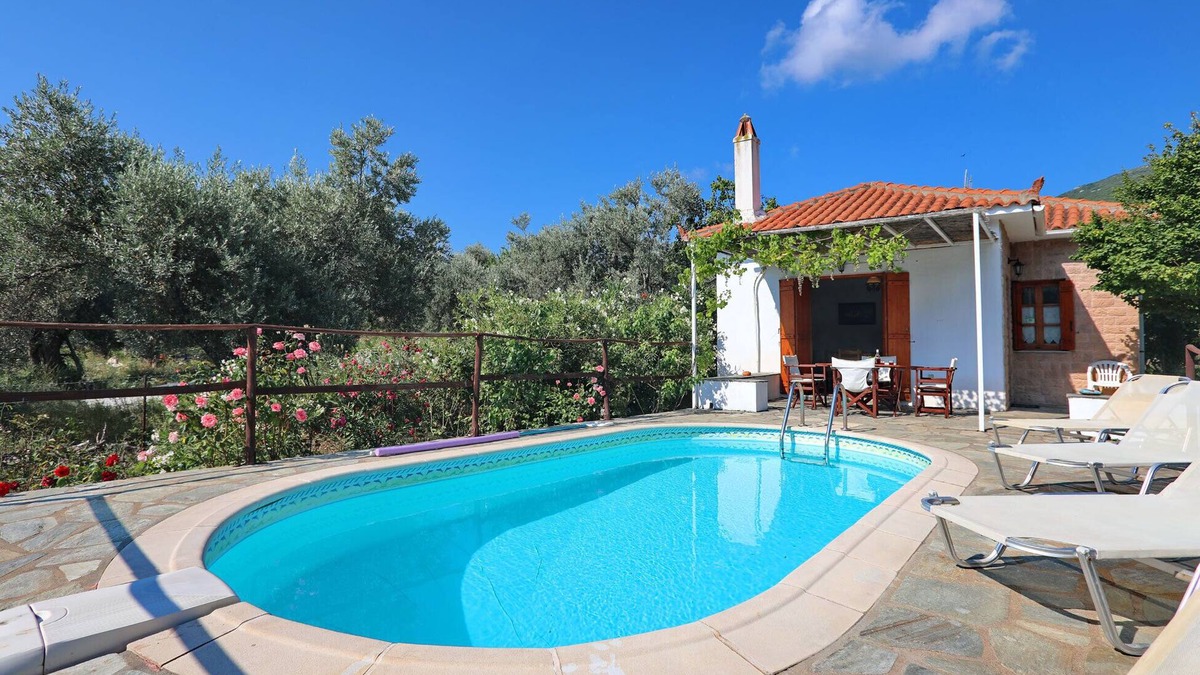 Stafylos House | Agravlis comfortable country house with swim pool