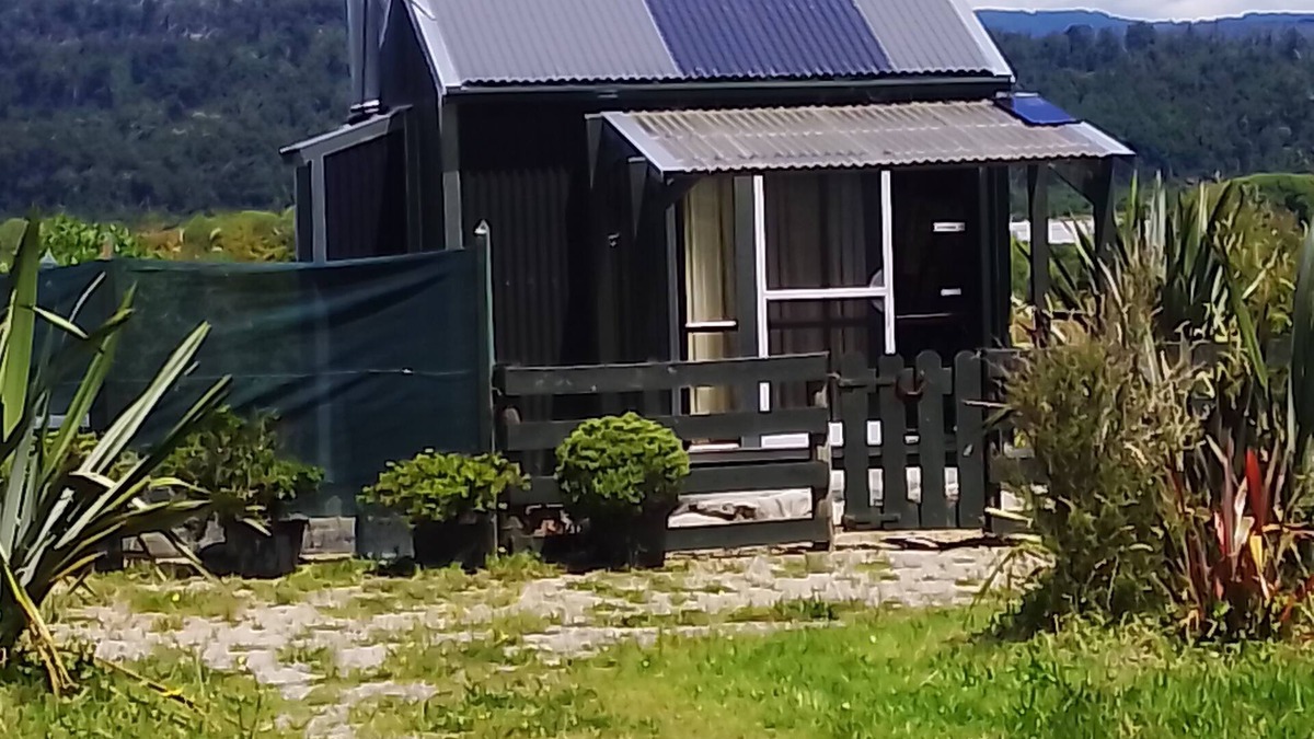 Totara Flat Cabin | Ahaura River valley views a short walk from Bach