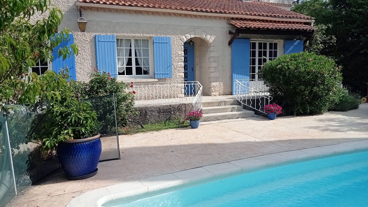 Entraigues-sur-la-Sorgue Villa | Air-conditioned house with saltwater pool in a green setting