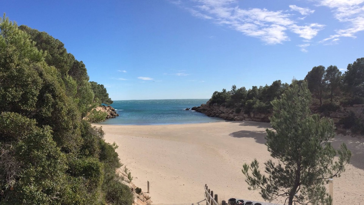 Calafat Villa | Air-conditioned villa 9/10 people in large fenced garden 150 m from the sea