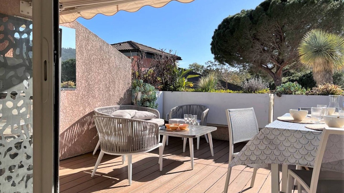 Cavaliere Apartment | Air-Conditioned 1-Bedroom Apartment with Pool, Wi-Fi, and Private Parking at Le Lavandou