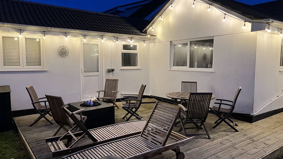 Trevone House | Air conditioned 4 double bed bungalow in quiet location with EV point + parking
