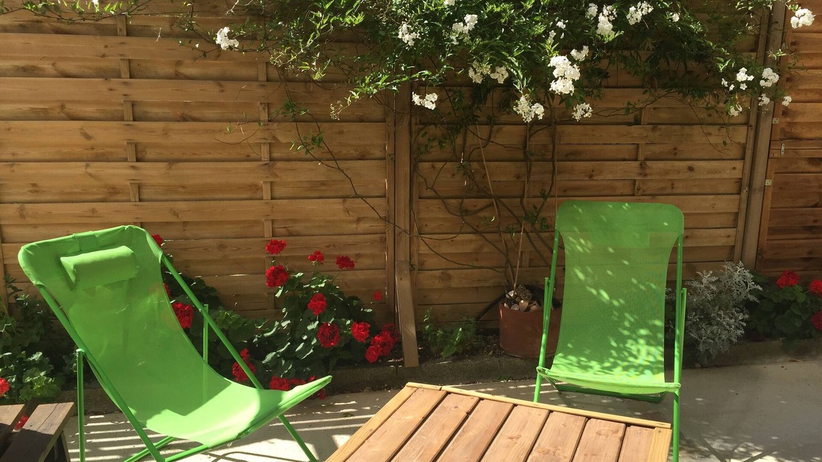 Gruissan Plage Apartment | Air-conditioned apartment on the first floor of a chalet, 200m from the beach