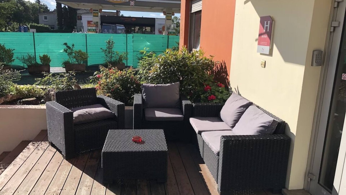 Saint-Priest Hotel | Air Conditioned Flat at the gates of Lyon: Delightful Breakfast Available