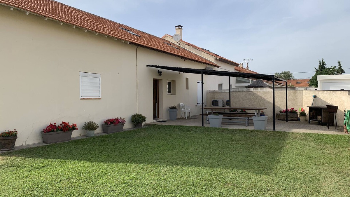 Salin-de-Giraud House | Air-conditioned family home in Camargue with garden and WiFi