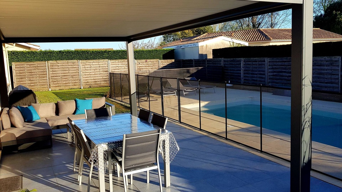 Izon House | Air-conditioned family home with secure swimming pool near Bordeaux and St-Emilion