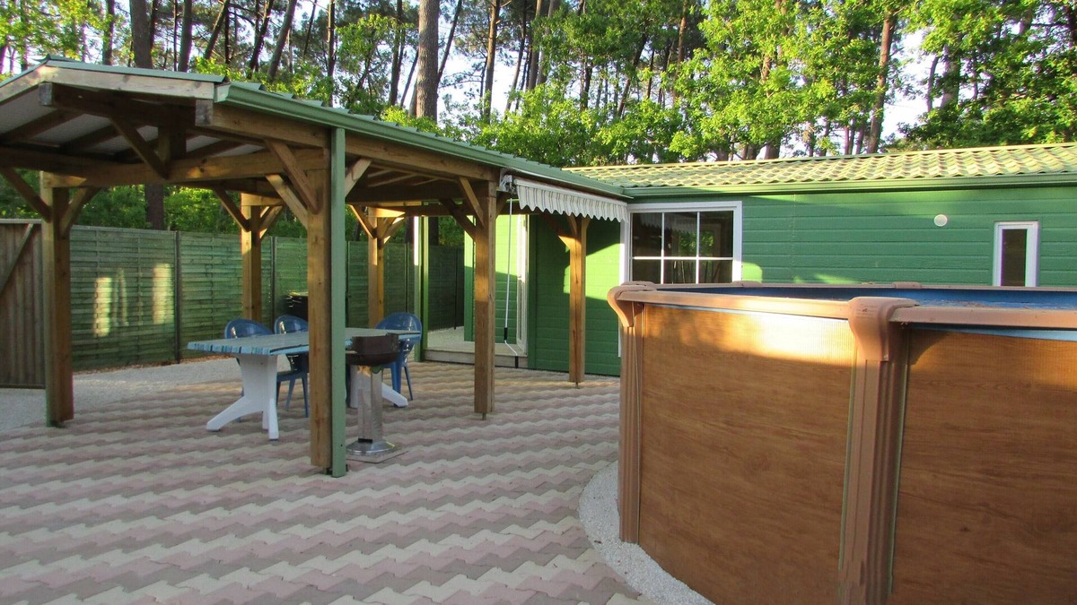 Soulac-sur-Mer Ski Chalet | Air-conditioned chalet, heated swimming pool, pets allowed
