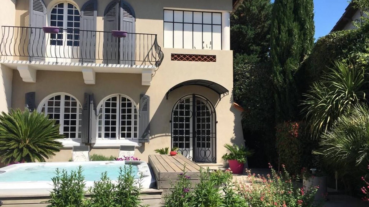 Le Pontet House | Air-conditioned house with jacuzzi, enclosed garden with trees.