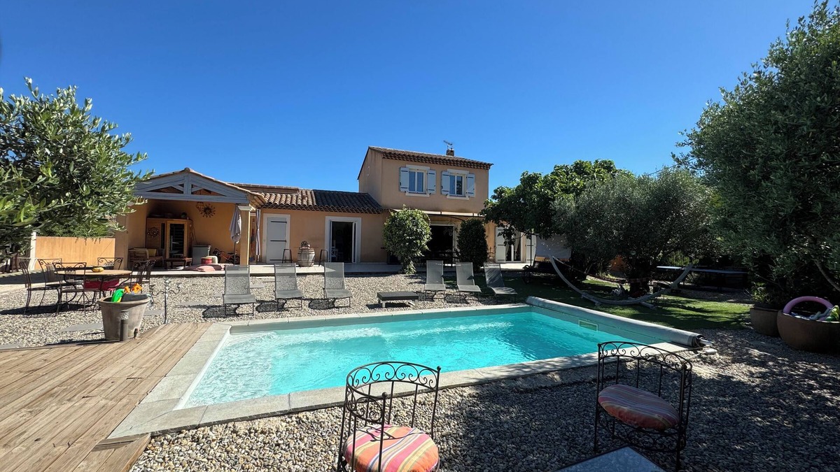 La Crau Villa | Air-conditioned house with swimming pool, 6 km from the sea in a quiet location.