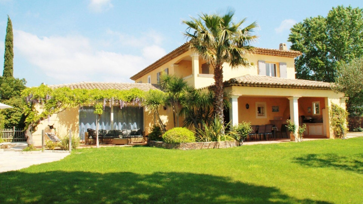 Grimaud Villa | Air-conditioned Provencal villa with heated swimming pool in Grimaud.
