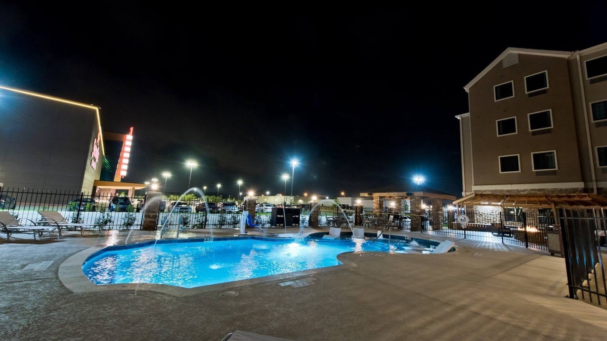 Humble Condo | Air-Conditioned Suite | Gym Access, Seasonal Pool + Free Breakfast!