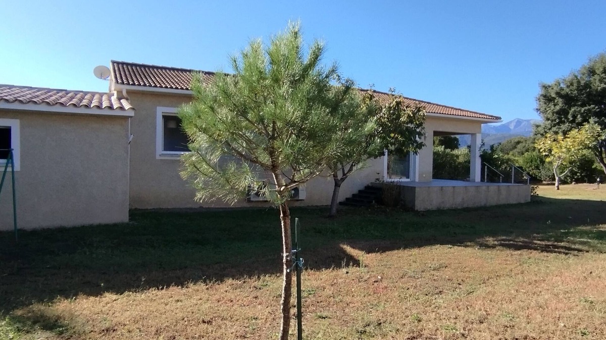 Ghisonaccia Villa | Air-conditioned VILLA 10 minutes' drive from the sea. Enclosed garden 1000m2 with trees