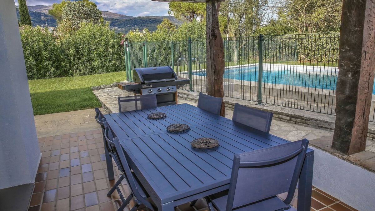 Peymeinade House | Air-conditioned villa with swimming pool in quiet residential area. Garden with trees.