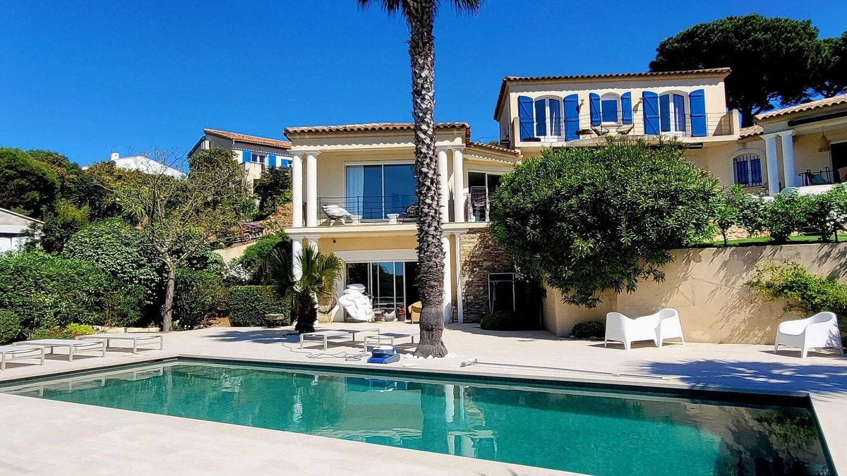 Plage de la Garonnette Villa | Airconditioned 230 m2 villa in a secured estate. 800m from the sea. Heated pool.