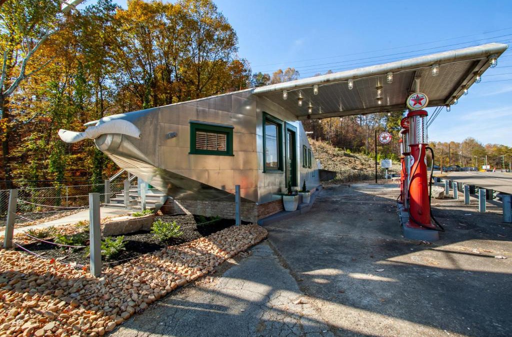 Knoxville House | Airplane Filling Station -Unique Stay in Knoxville