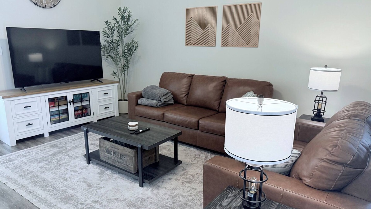 Charlotte House | Airport,B. of America Stadium,Spectrum Center,Outlets,Carowinds,Uptown,Southend