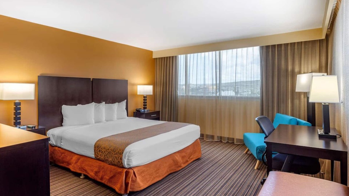 Western Honolulu Hotel | Airport Convenience | Deluxe King Room with Shuttle | Swimming Pool & Breakfast