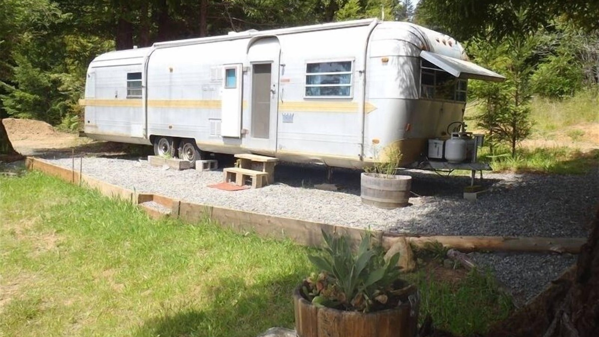Butte House | Airstream in the Redwoods, near River and Beaches w/Hot Tub, Wifi, privacy.