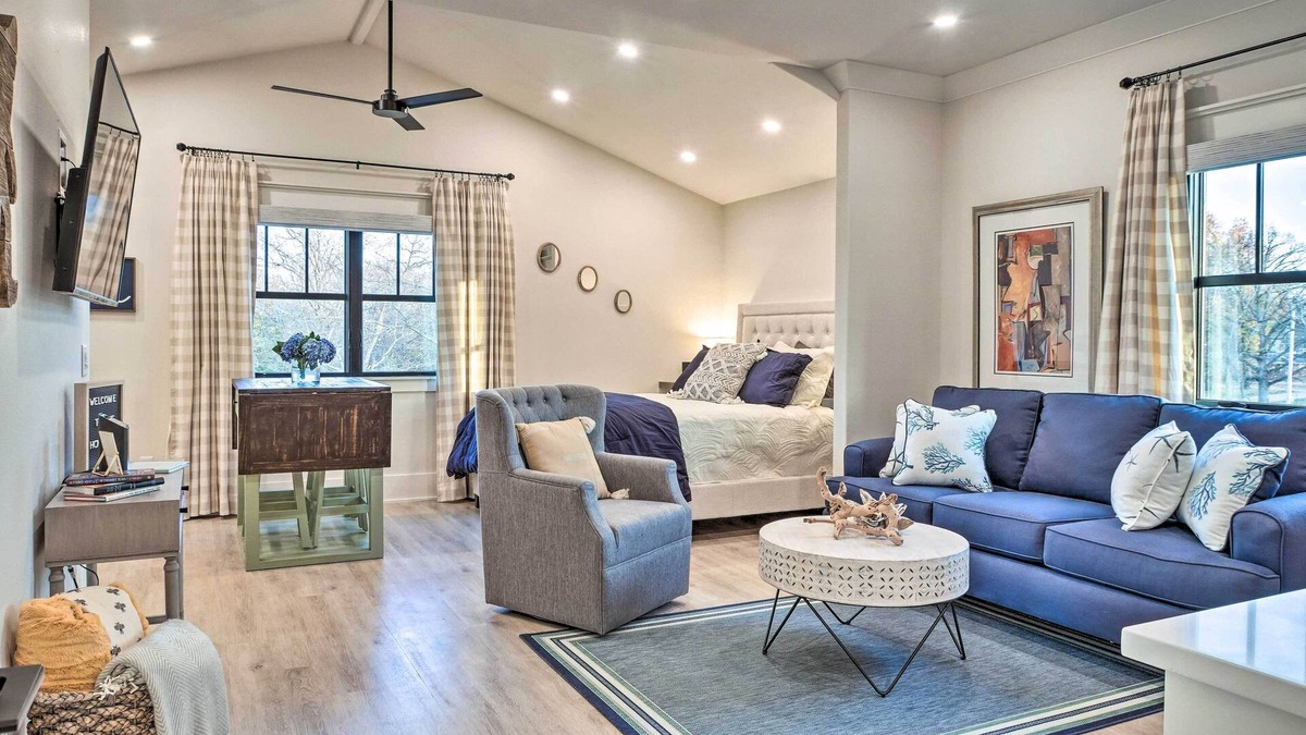 Downtown Apartment | Airy Bentonville Studio < 1 Mile to City Square!